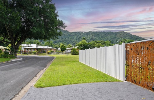 Edge Hill House | Hidden Gem 3BR Home in Cairns Close to Airport, CBD & Attractions