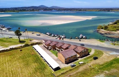 Tuncurry House | ~Hidden Gem~ U15/9 Point Road, Tuncurry Across the road from the lake.