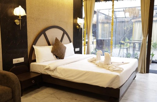 Sanwer Resort | Hide Away Villa By Vilaasitaa