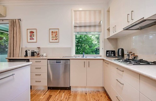 Orange House | Hideaway on March Fireside Garden Walk to CBD