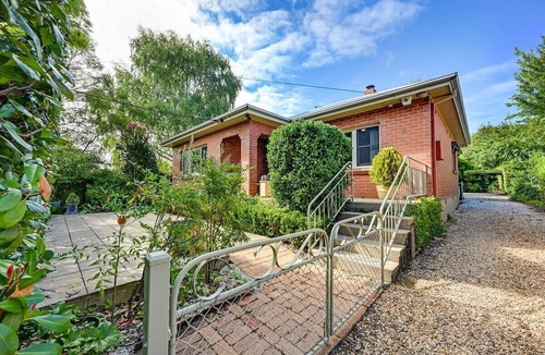 Orange House | Hideaway on March Fireside Garden Walk to CBD