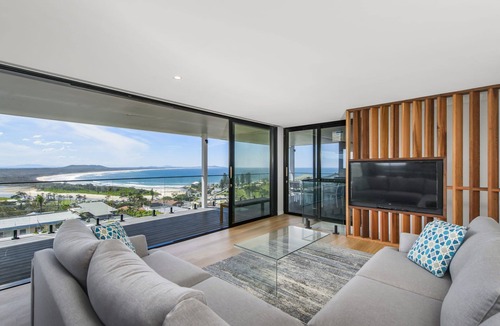 Crescent Head House | HIGH END FINISHES AND UNBEATABLE VIEWS!