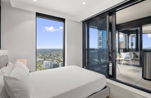 Box Hill Apartment | High-Rise 3-Bed Apartment with Premium Amenities