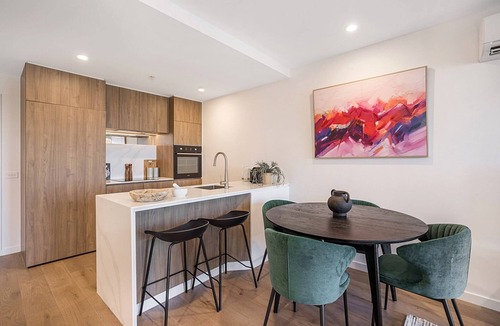 Moonee Ponds Apartment | High-Rise Balcony Unit with City Views, Gym, Pool