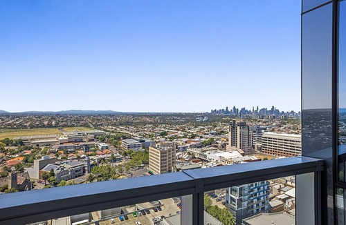 Moonee Ponds Apartment | High-Rise Balcony Unit with City Views, Gym, Pool
