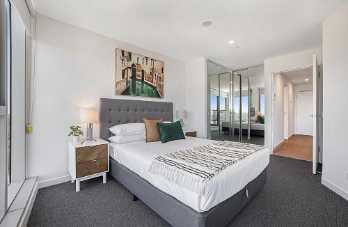Moonee Ponds Apartment | High-Rise Balcony Unit with City Views, Gym, Pool
