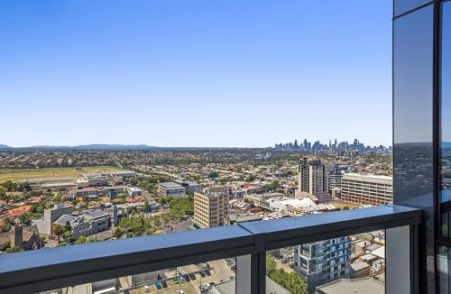Moonee Ponds Apartment | High-Rise Balcony Unit with City Views, Gym, Pool