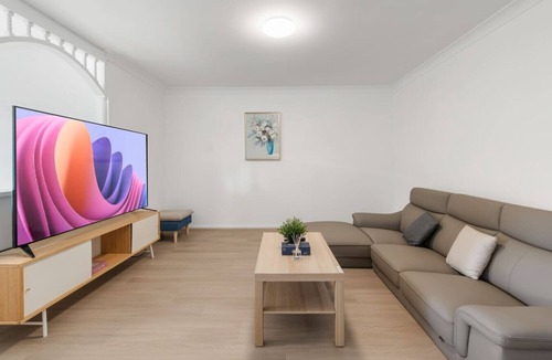 Macgregor House | High-Value 4Beds | Workspace | Near Mall & Highway