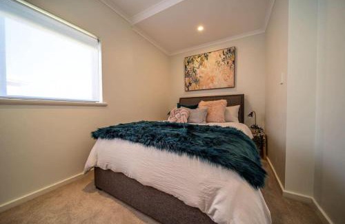 West Beach House | Higher Ground on Seaview - Rooftop Coastal Escape