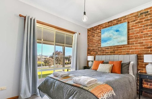 Robin Hill House | Highfields - Rural Entertainer with Valley Views