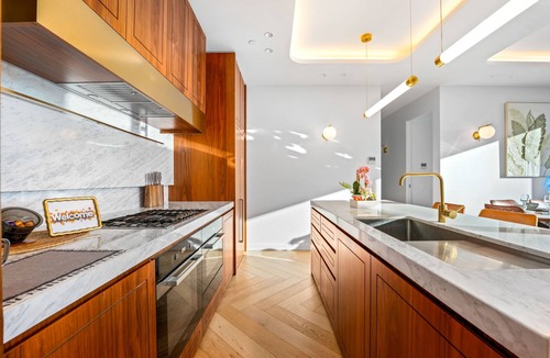 Box Hill Apartment | Highrise Luxury Penthouse Spectacular Views 3B3B1P