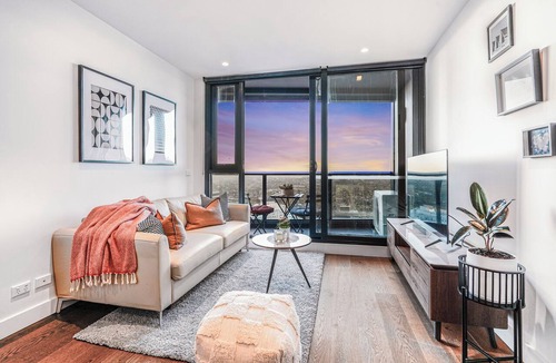 Box Hill Apartment | Highrise Skyline Spectacular View Luxury 2B2B1P