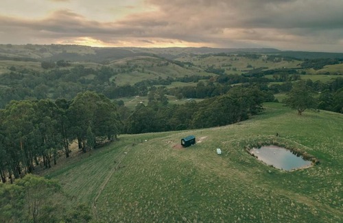 Hallston House | Hike to your Off-Grid Cabin Deep in Nature - Santi