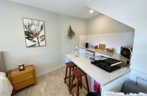 Kiama Heights Apartment | Hills View Studio @ Kiama Heights,This place has a style all its own.