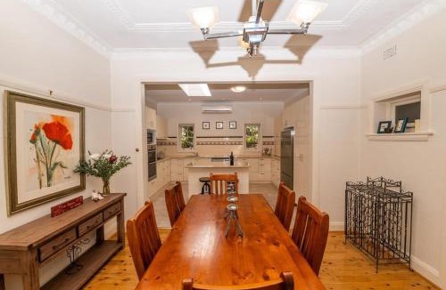 Bathurst House | Hillside Cottage │ Comfy, Spacious, Walk to CBD & Stannies