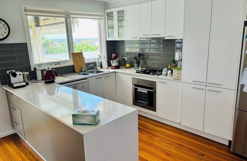 Strathmore Heights House | Hillside Haven - 10 mins from the airport