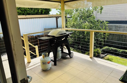 Strathmore Heights House | Hillside Haven - 10 mins from the airport