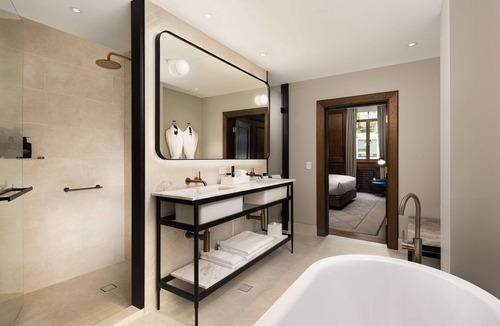 Melbourne Central Business District Hotel | Hilton Melbourne Little Queen Street