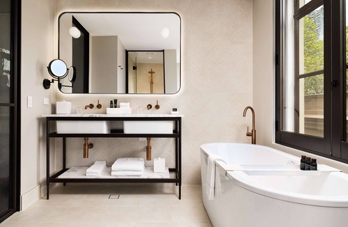 Melbourne Central Business District Hotel | Hilton Melbourne Little Queen Street