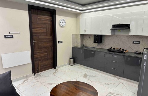 Tapovan Apartment | Himalayan Hideaway: 1 BHK Luxury Apartmentnn