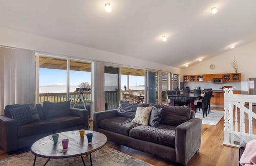 Nangkita House | Hindmarsh Hideaway- Waterfront, pet friendly, NBN,Private jetty