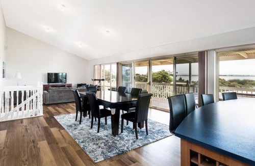 Nangkita House | Hindmarsh Hideaway - Waterfront Pet-friendly Living with Private Jetty
