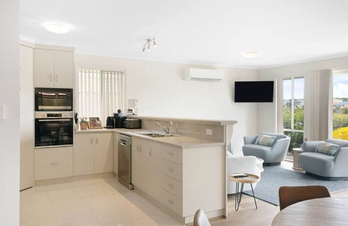 Nangkita House | Hindmarsh Island - Pelicans on Parade