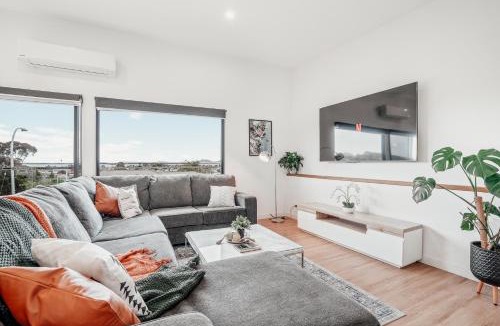 Sorell House | Hobart Luxury Group Retreat with Spa & Fire Pit, Sleeps 12