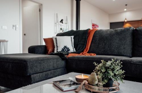 Sorell House | Hobart Luxury Group Retreat with Spa & Fire Pit, Sleeps 12