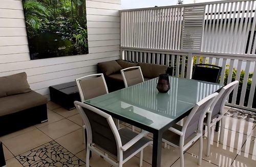 Caloundra House | Homestay for Backpackers ONLY 21-36 yrs