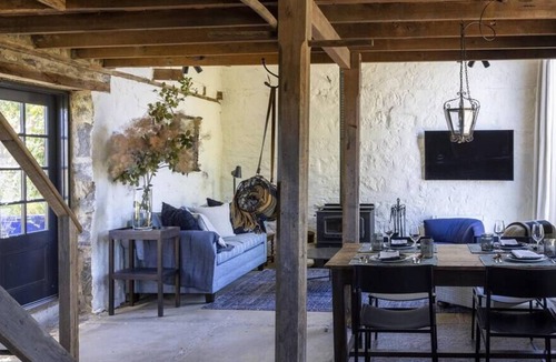 Kyneton House | HONEYSUCKLE BARN - A LUXE BARN IN A PRIVATE GARDEN