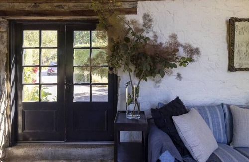 Kyneton House | HONEYSUCKLE BARN - A LUXE BARN IN A PRIVATE GARDEN
