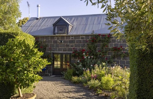 Kyneton House | HONEYSUCKLE BARN - A LUXE BARN IN A PRIVATE GARDEN