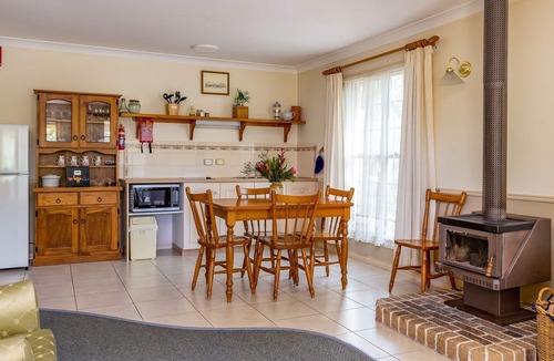 Applethorpe Cottage | Honeysuckle Cottages Stanthorpe