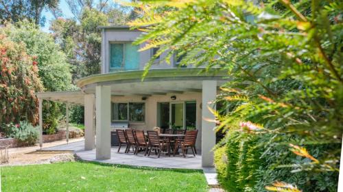 Shoreham House | Honeysuckle Rose Retreat
