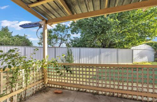 Hoppers Crossing House | Hoppers Crossing Hideaway Giant Backyard