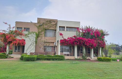 Faridabad House | Hostie Jacranda-3BHK Farm House 40Mins from Gurgaon-Delhi