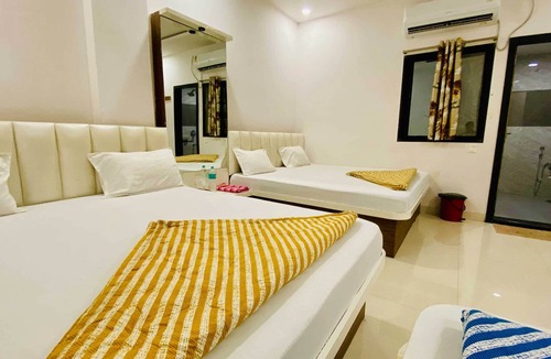 Omkareshwar Hotel | Hotel Gayatri Palace