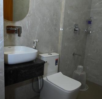 Vellore Hotel | Hotel Maitreya Inn near CMC Hospital, VIT, Sripuram Temple,Naruvi Hospital