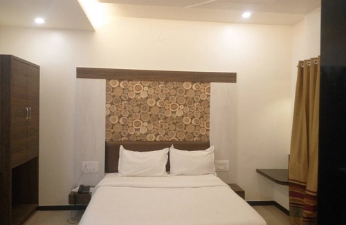 Osmanabad Hotel | Hotel Pushpak Park