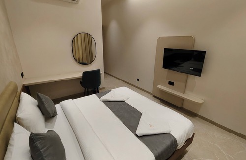Dhule Hotel | Hotel Raas Vrindavan