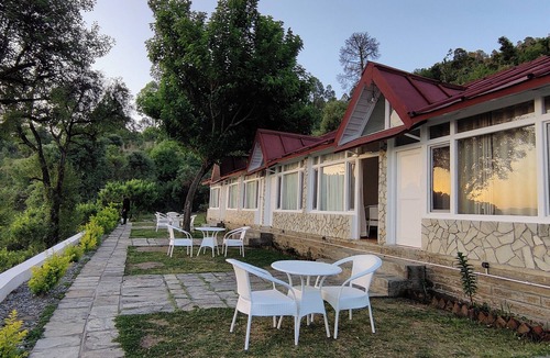 Kaul Resort | House of Hive with Himalaya View 5BR by Homeyhuts