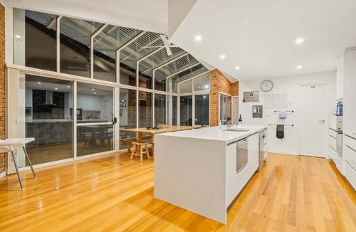 Howrah House | House on the Hillside with City Views Sleeps 12