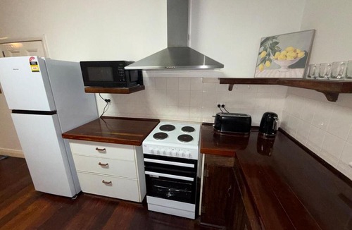 Wonthella House | Huge comfy 4br home near CBD