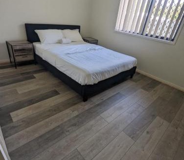 New Auckland House | Huge Holiday Home 4Beds 2Baths in Gladstone near Shopping Center