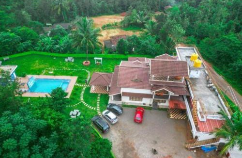 Mudigere Villa | Hulihara Homestay - Pool, 4BH, Home Food, Estate