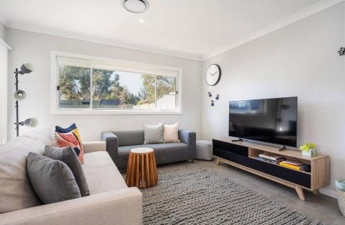 Central Mudgee House | 'Huxley House' An Elegant Mudgee Retreat with Backyard