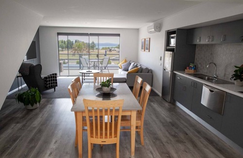 Batehaven Apartment | I bedroom with relaxing outlook