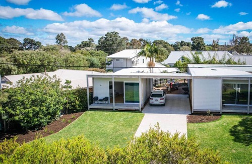 Dunsborough House | Ideally Located Modern Studio Apartment