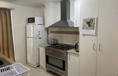 St Leonards House | Idyllic 3 bedroom holiday accommodation, short walk to beach.